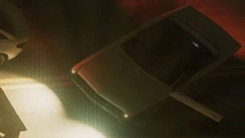 Une muscle car Albany Buccaneer de couleur sombre, arborant un design classique avec des lignes affirmées.