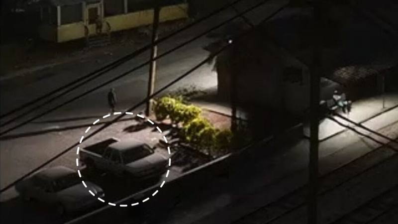 Un Declasse Yosemite 1500 rouge roulant sur une route de campagne en Leonida.