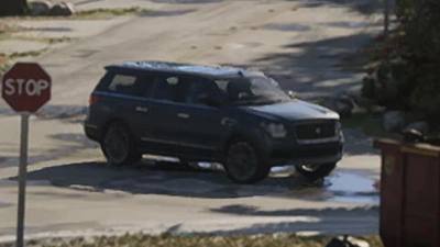 Un SUV Dundreary Landstalker XL sur une route urbaine.