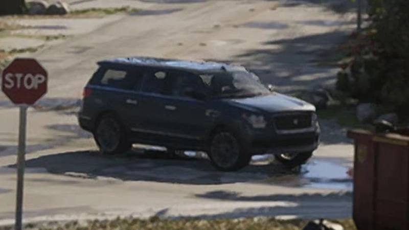 Un SUV Dundreary Landstalker XL sur une route urbaine.