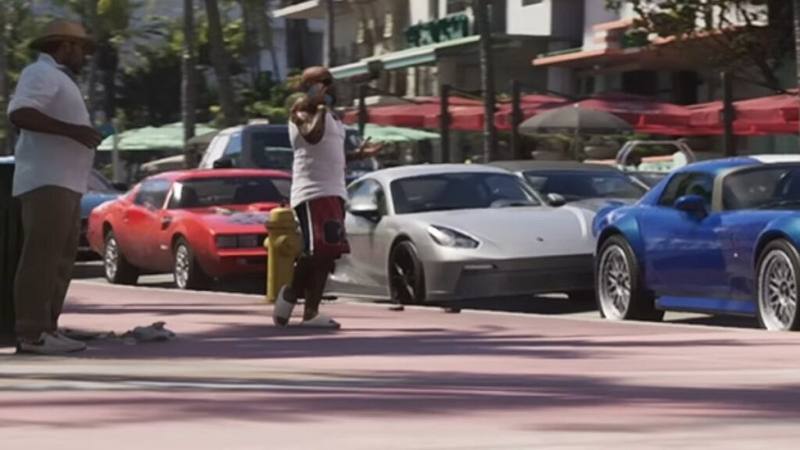 Une Imponte Phoenix rouge vif, une muscle car classique, roulant dans les rues de Vice City dans GTA 6.