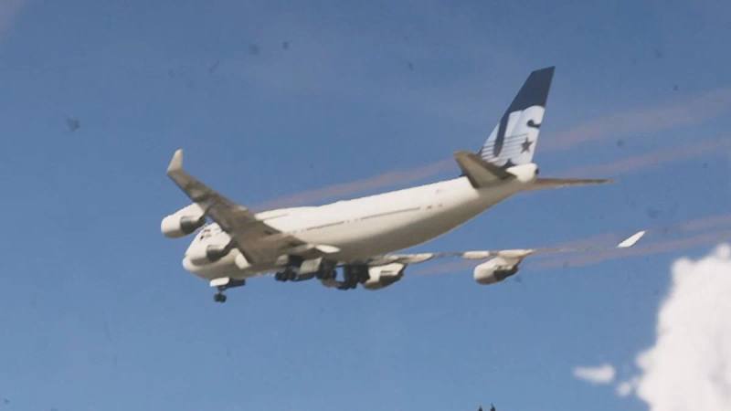 Un jet militaire en plein vol dans le ciel de Vice City