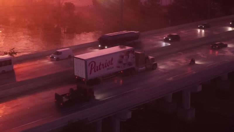 Un tracteur routier JoBuilt Phantom blanc avec une remorque, circulant sur une autoroute à Vice City.