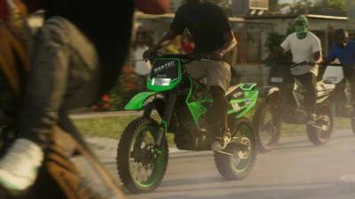 Une Maibatsu Sanchez, moto tout-terrain de couleur vive