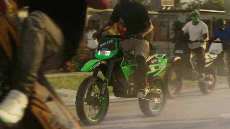 Une Maibatsu Sanchez, moto tout-terrain de couleur vive