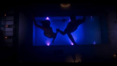 L’Ami de Jason et Lucia dans une piscine tandis que le couple y saute, dans le large aperçu de GTA 6
