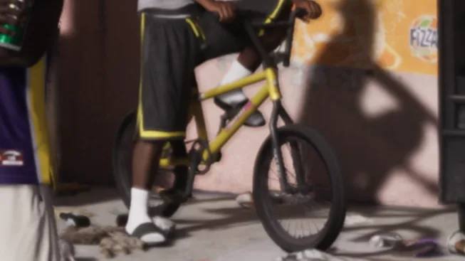 Un BMX de couleur vive, prêt à être utilisé dans les rues de Vice City.