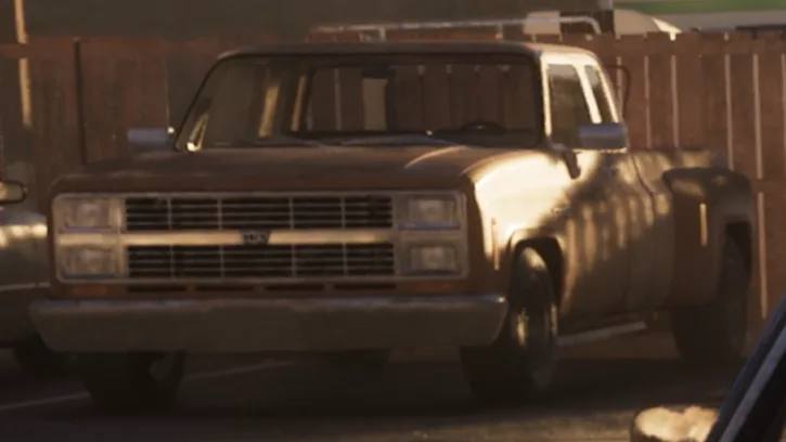 Un Vapid Bobcat XL blanc circulant dans une rue de Vice City de jour
