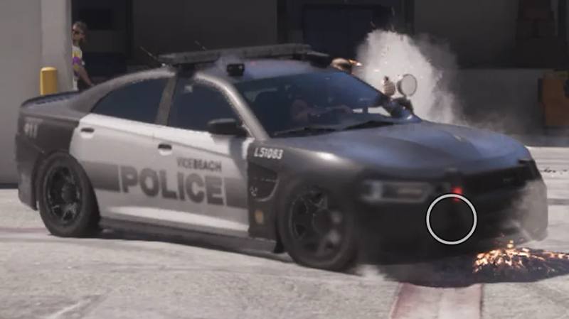 Une voiture de police Bravado Buffalo STX Pursuit noire et blanche avec des gyrophares allumés, roulant à toute vitesse dans Vice City.