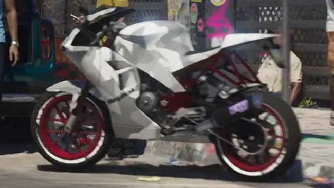 Une Moto Carbon RS de série de Nagasaki garée dans GTA 6, arborant une livrée camouflage blanc et gris avec des détails rouges.