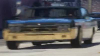 Une Vapid Chino de couleur noire circulant dans les rues de Vice City dans GTA 6.