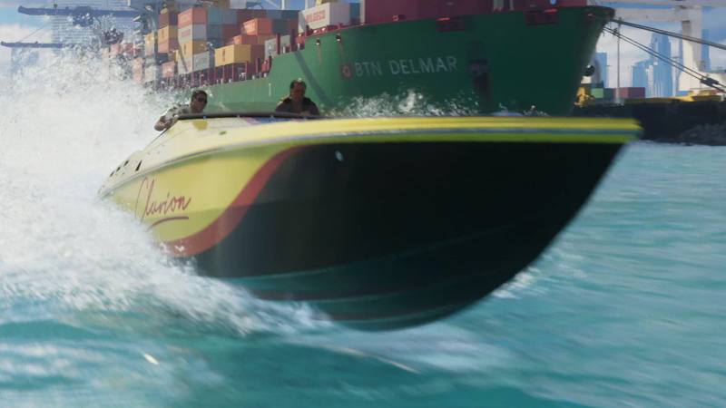 Un bateau Clarion jaune, rouge et noir faisant la course dans la baie de Vice City