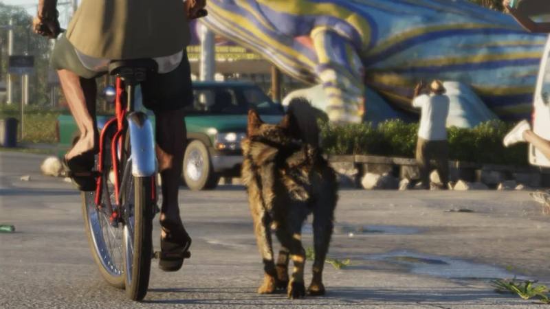 Un vélo Cruiser de couleur claire garé sur un trottoir de Vice City, avec des palmiers et des bâtiments en arrière-plan.