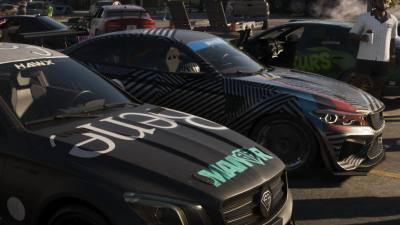 Une Übermacht Cypher garée dans la rue pendant un rassemblement nocturne à Vice City dans GTA 6.