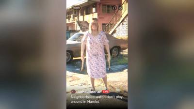 La Dame au marteau tenant deux marteaux lors d'une diffusion en direct dans le premier trailer de GTA 6