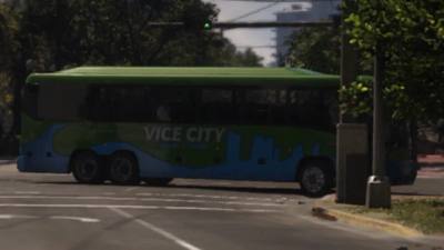 Un Dashound, l'autobus de service de Vice City, circulant en ville.