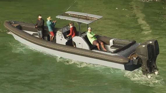 Un Dingus bleu marine sur l'eau dans GTA 6, avec des personnes à bord.