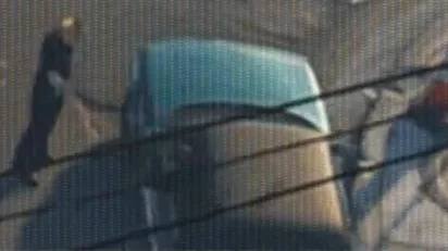 Un pick-up de couleur verte inspiré du Dodge Dakota, partiellement visible à un carrefour dans Vice City, avec un toit noir.