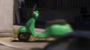 Un scooter Pegassi Faggio garé dans une rue ensoleillée de Vice City.
