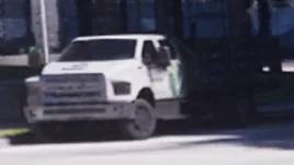 Un camion moyen tonnage de marque inconnue inspiré du Ford F-Series dans GTA 6, en configuration plateau avec ridelles.
