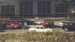Un pick-up inspiré du Ford F-Series de GTA 6, garé devant un bâtiment.