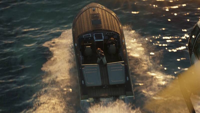 Un bateau de plaisance rapide, inspiré du Frauscher 1017 GT, naviguant sur les eaux de Leonida dans GTA 6.