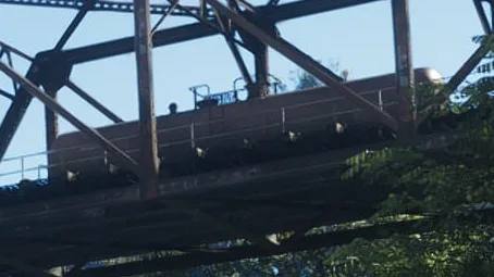 Une locomotive tirant plusieurs wagons citernes sur une voie ferrée en Floride.
