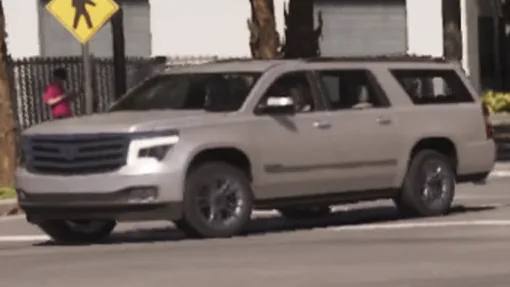 Declasse Granger 3600LX, un grand SUV stationné en ville.