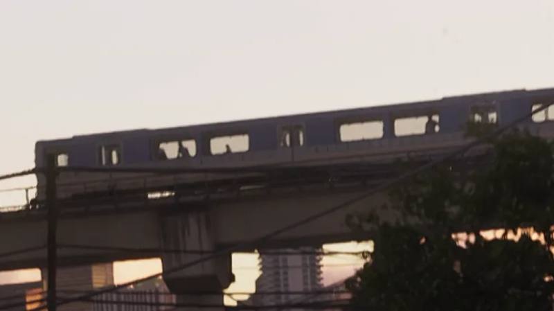 Un train moderne traversant la campagne de Leonida