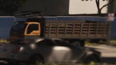 Un camion inspiré de l'Isuzu Elf de couleur blanche, garé devant un chantier de construction dans GTA 6.
