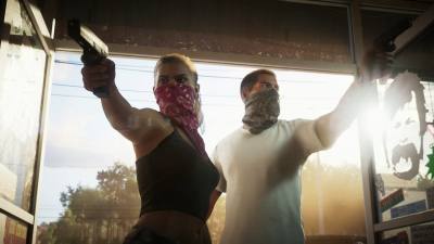 Jason Duval et Lucia Caminos pendant le braquage d’Uncle Jack’s Liquor dans GTA 6