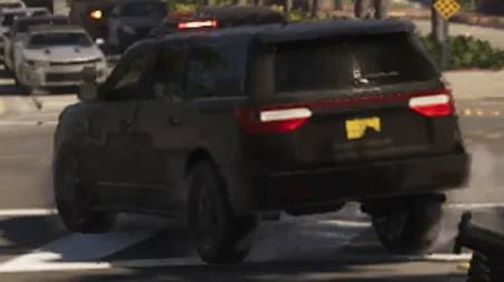 L'arrière d'un Landstalker XL de police noir avec des gyrophares bleus actifs.