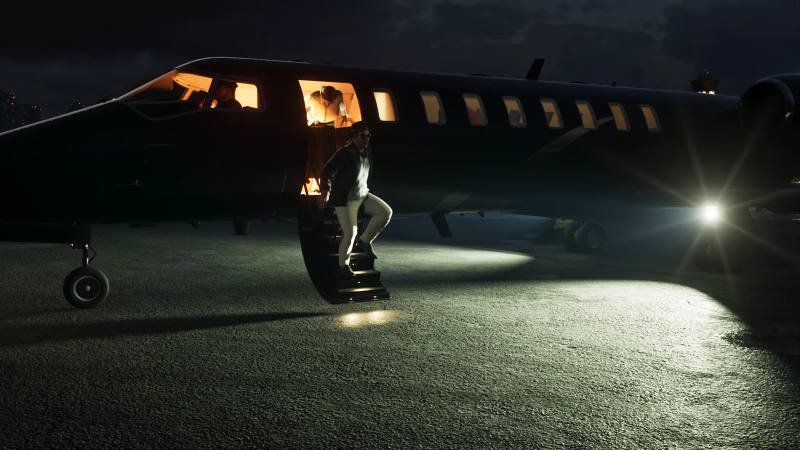 Un jet privé Luxor de Buckingham sur une piste d'aéroport.