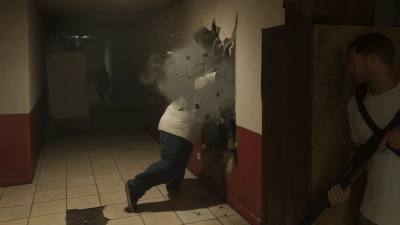 Le Membre de San4San projetant un policier à travers une cloison dans le large aperçu de GTA 6