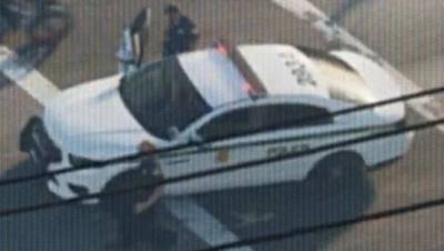 Vapid Intercepteur de la police de Vice City avec gyrophares allumés, roulant sur une route de Leonida.
