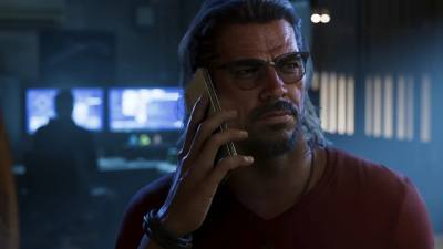 Raul Bautista passant un appel sur son téléphone portable dans une capture officielle de GTA 6