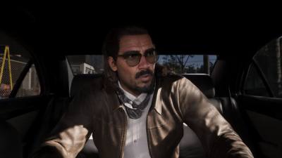 Raul Bautista montant dans sa Schafter avec Lucia et Jason après le braquage d'une Fleeca dans GTA 6