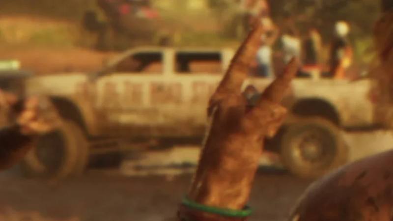Un imposant Vapid Sandking XL de couleur vive, traversant un terrain accidenté ou stationné devant un paysage urbain typique de Vice City.