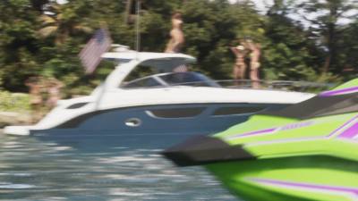 Bateau de plaisance inspiré du Sea Ray 350 Sundancer, amarré dans un port ensoleillé