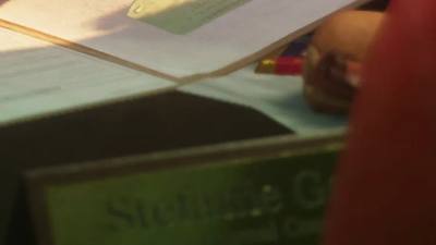 Plaque de bureau de Stefanie Gates dans le premier trailer de GTA 6, indiquant son prénom et l'initiale G