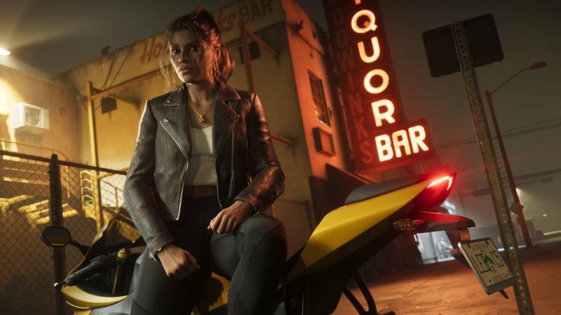 Lucia Caminos assise sur une moto sportive noire dans une capture d'écran officielle de GTA 6