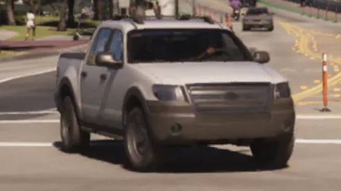 Un pick-up intermédiaire Vapid blanc dans GTA 6, vu de l'arrière.