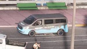 Un Minibus Vapid blanc rempli de passagers roulant sur Vice Beach