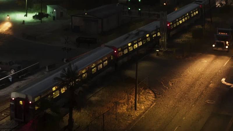 Une voiture ferroviaire de couleur argentée, inspirée du design des wagons Viewliner, circulant sur une voie ferrée dans GTA 6.