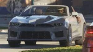 Une Declasse Vigero ZX Cabriolet grise roulant à La Perle dans Grand Theft Auto VI