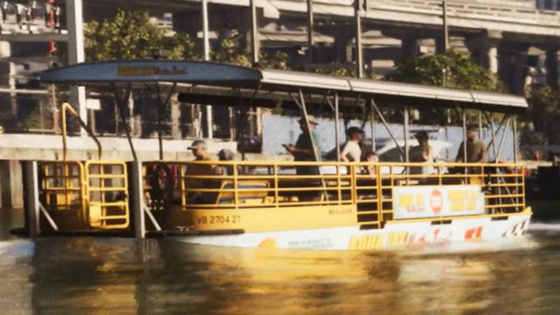 Un Bateau-taxi jaune et blanc naviguant sur les eaux de Vice City au coucher du soleil.