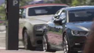 Une Enus Windsor Drop, coupé-cabriolet de luxe, dans un environnement urbain.